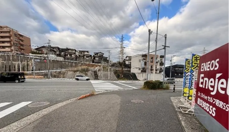 バイパスに出たら、若宮入口交差点手前右へ。ENEOSに沿って曲がります。