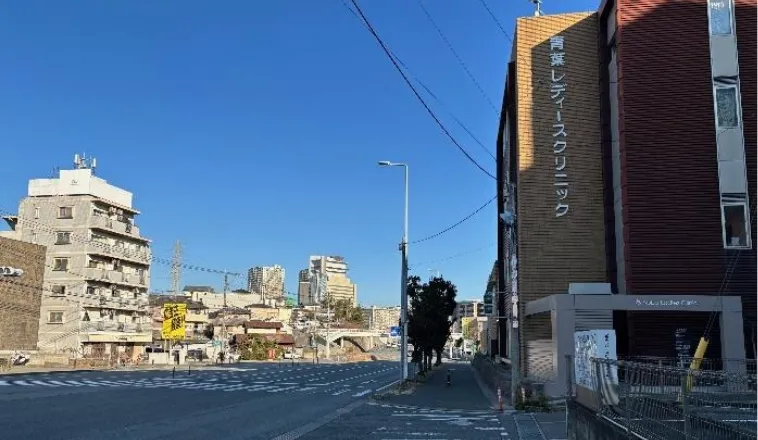 そのまま直進。松崎4丁目の信号を渡ると当院正面玄関です。