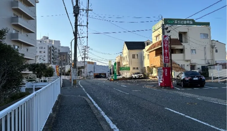 徒歩5分程度、道なりに直進。