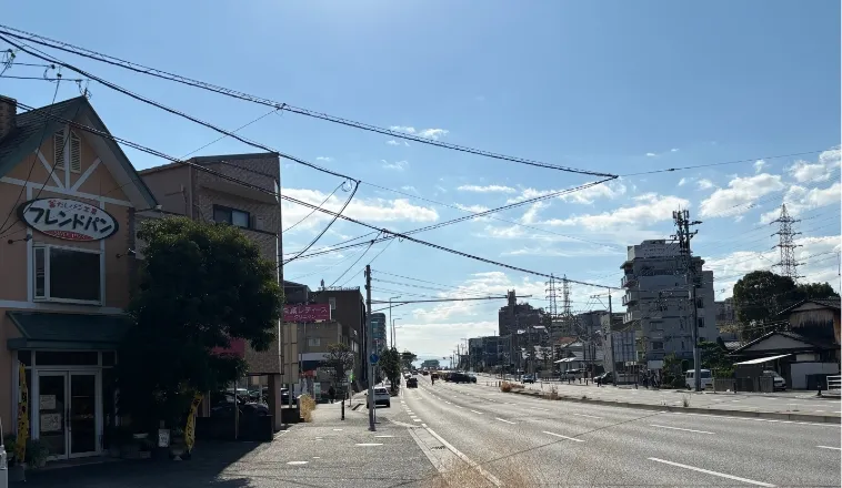 バイパスを直進し、フレンドパンを超えたら当院です。当院建物沿いにお進みください。