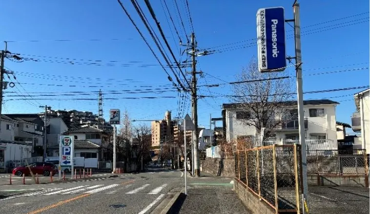 バイパス方面へ徒歩5分程度直進。左手にセブンイレブンがあります。