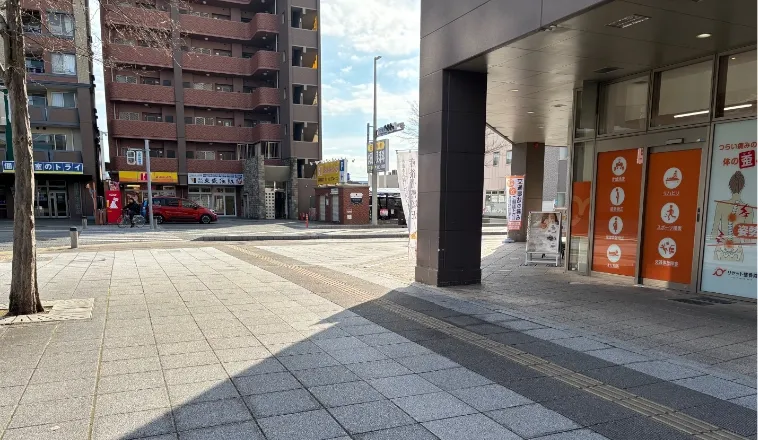 東口ロータリーを右折し、道なりに進む。突き当たりの信号を「ほっかほっか亭」側へ渡り右折後、大通りまで直進。