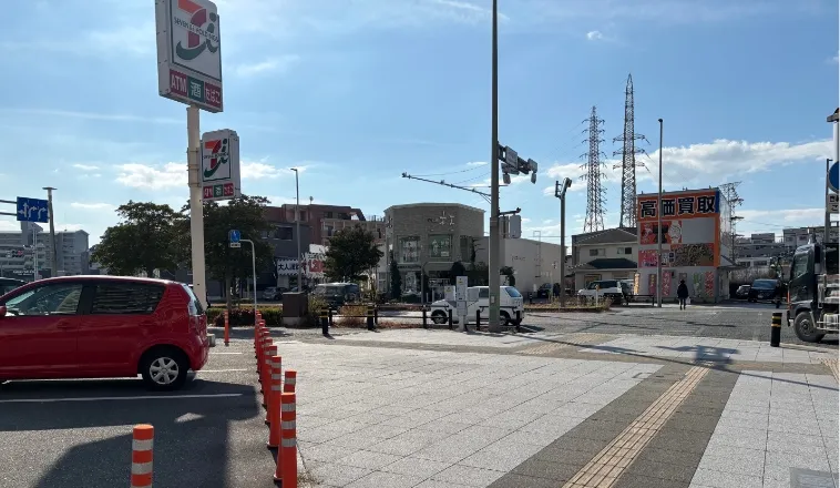 大通りに面している「セブンイレブン」を左折する。