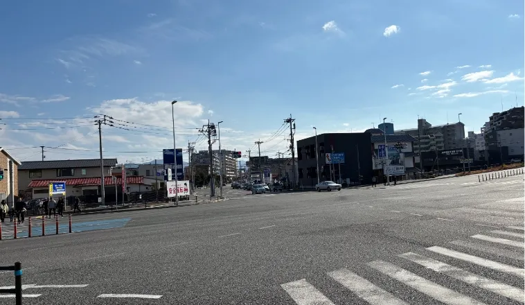 バイパスの交差点（信号：多々良中学校西）を直進、横断歩道を渡り右折。（福岡空港方面へ）