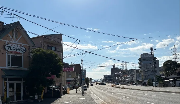 バイパスを直進し、フレンドパンを超えたら当院です。建物沿いにお進みください。