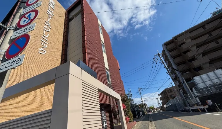 当院建物沿いを左に曲がると正面玄関です。（松崎4丁目の信号前）