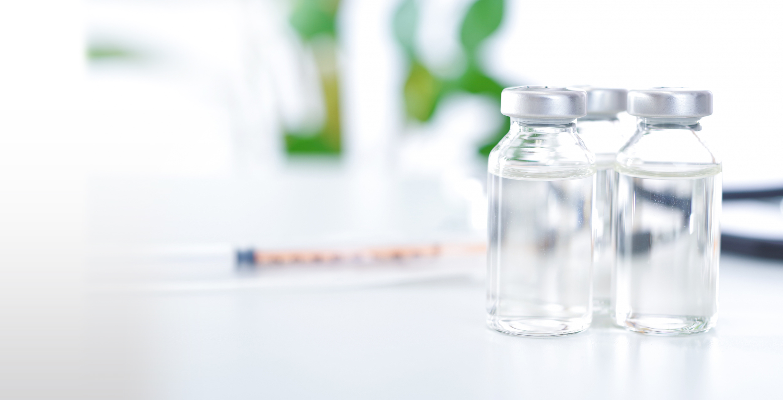 薬のアンプルの瓶と注射器の写真画像になります。