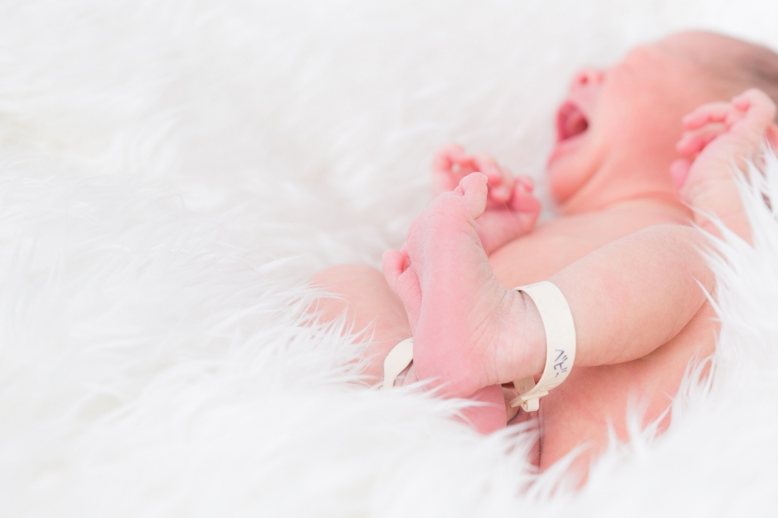 元気に産声をあげる赤ちゃんの写真画像です。