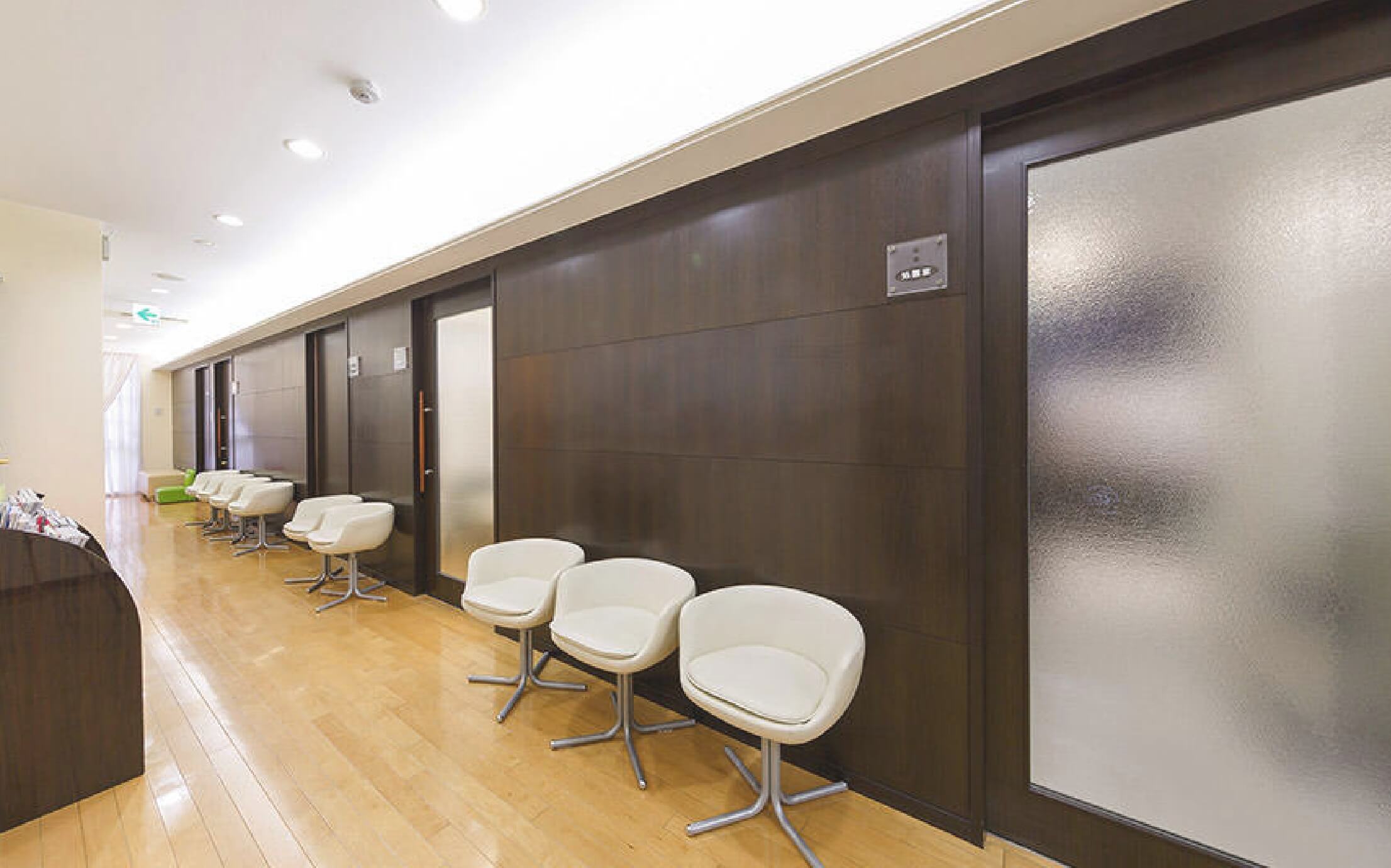 青葉レディースクリニック　院内の中待合スペースの写真画像です。