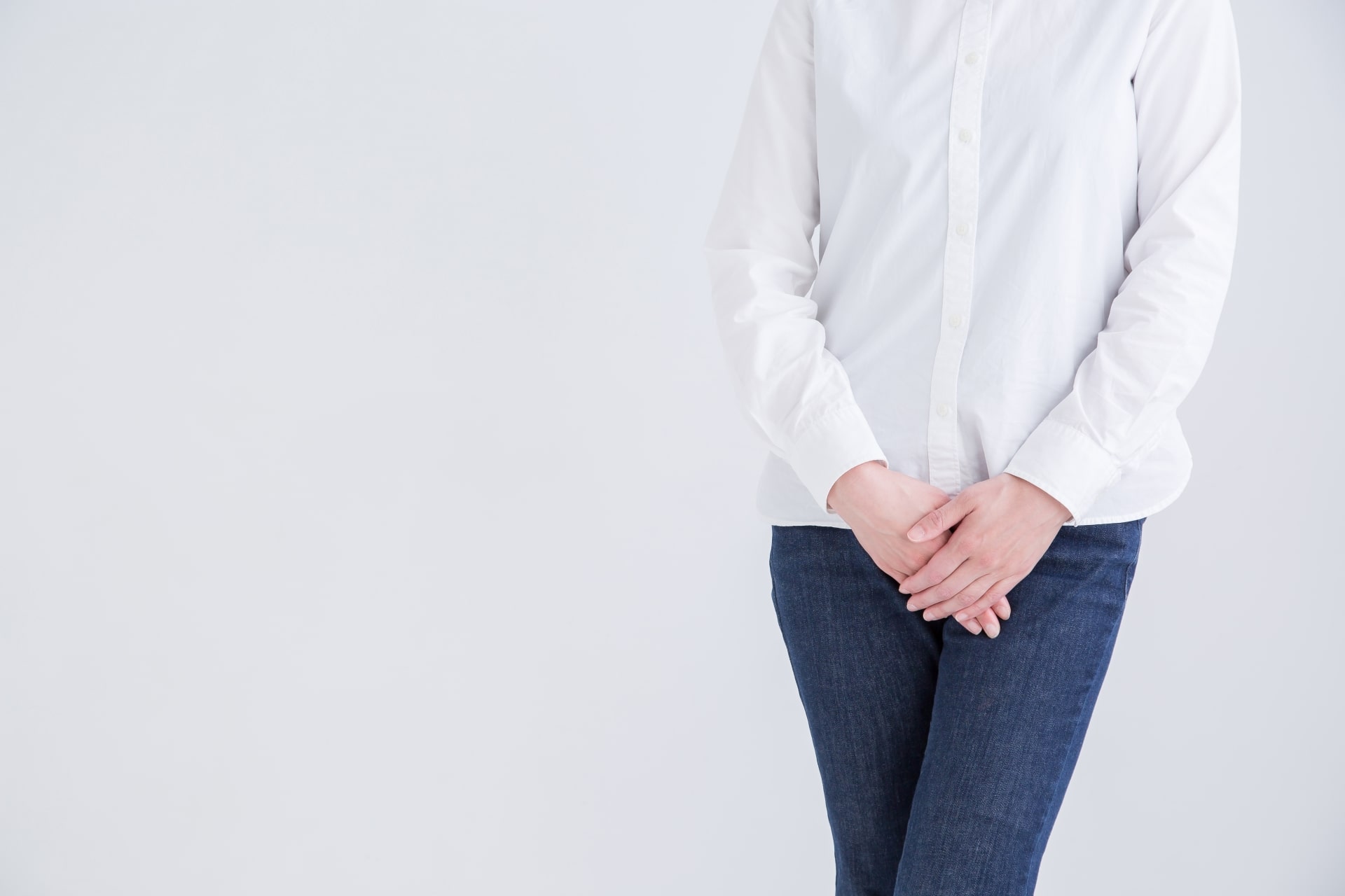 足をクロスして立つ女性の写真画像です。