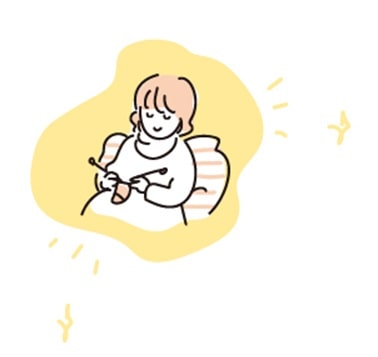 赤ちゃんのために靴下を編んでいる妊婦さんのイラスト画像です。
